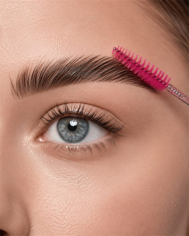 Restructuration et mise en beauté des sourcils à Toulouse — Cils By YH